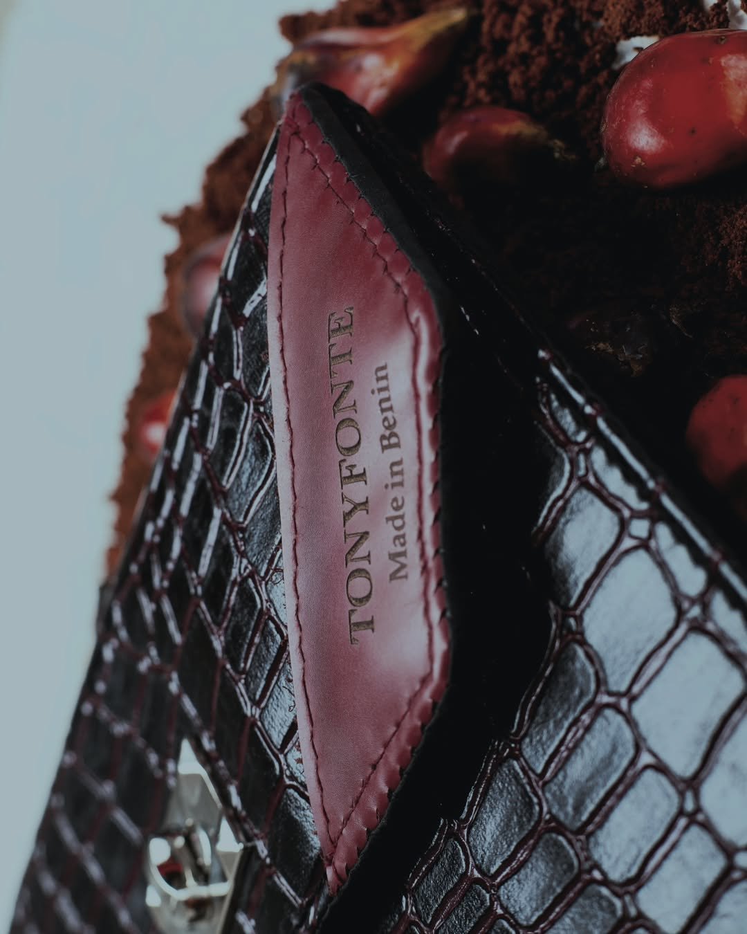 Entre élégance et tradition, chaque création célèbre la noblesse de nos origines. La pochette d (1)